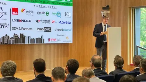 El delegado de Políticas de Vivienda, Álvaro González, durante la inauguración del foro OPTIMIZA 2025