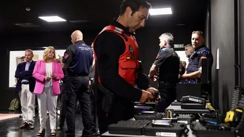 La vicealcaldesa de Madrid y alcaldesa en funciones, Inma Sanz, durante la presentación en el CIFSE del nuevo simulador de tiro