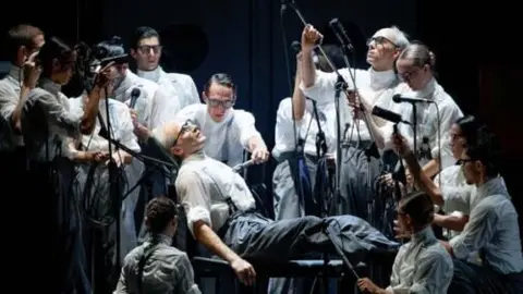 CCN Aterballetto – Notte Morricone (C) Christophe Bernard