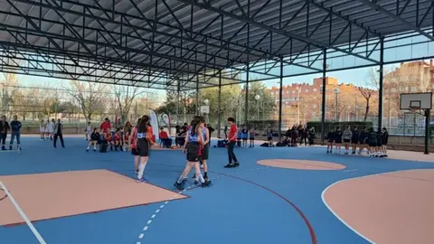 Foto de archivo de partido de baloncesto de base en IDB El Espinillo II, en Villaverde