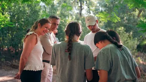 Los consejeros Dávila y Novillo, durante su visita al Campamento Modo Avión, en la Finca El Encín del IMIDRA - Foto Comunidad de Madrid