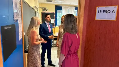 El consejero de Educación, Ciencia y Universidades, en el CEIP Ernest Hemingway de Alcalá de Henares - Foto Comunidad de Madrid