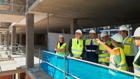 El consejero Rodrigo, durante su visita a las obras en Arganda del Rey - Foto Comunidad de Madrid