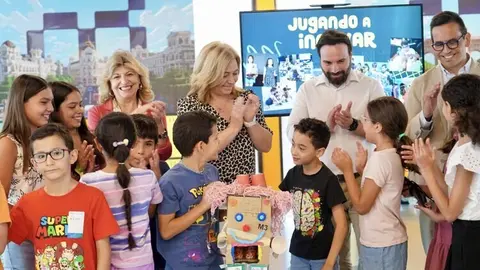 La vicealcaldesa y alcaldesa en funciones, Inma Sanz; la delegada de Economía, Innovación y Hacienda, Engracia Hidalgo; el concejal delegado de Innovación y Emprendimiento, Ángel Niño; y el concejal de Villaverde, Orlando Chacón, durante su visita al proyecto 'Jugando a innovar'