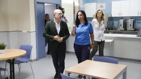 Fernández supervisando la puesta a punto del dispositivo de emergencia que ofrecerá atención social a personas que pernoctan en el aeropuerto