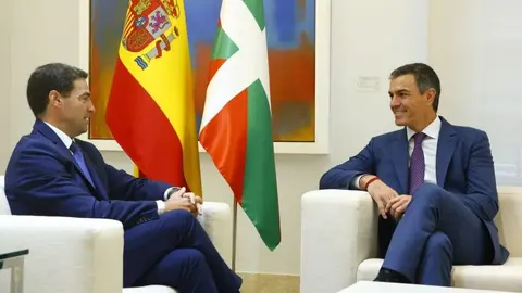 Reunión entre Imanol Pradales y Pedro Sánchez en La Moncloa - Pool Moncloa/José Manuel Álvarez y Fernando Calvo