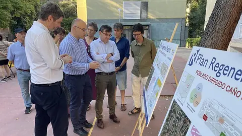 El delegado de Políticas de Vivienda y presidente de EMVS Madrid, Álvaro González, y el concejal de Latina, Alberto González, durante su visita a la zona del Poblado Dirigido de Caño Roto, para el las ayudas del Plan Regenera Madrid - Ayuntamiento de Madrdi
