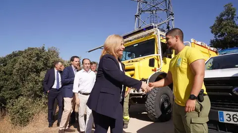 La vicealcaldesa de Madrid y alcaldesa en funciones, Inma Sanz; el delegado de Urbanismo, Medio Ambiente y Movilidad, Borja Carabante; el concejal delegado de Limpieza y Zonas Verdes, José Antonio Martínez Páramo; y el concejal de Moncloa-Aravaca, Borja Fanjul, durante su visita al cerro de Garabitas