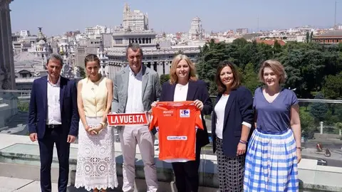La vicealcaldesa y alcaldesa en funciones, Inma Sanz; la delegada de Cultura, Turismo y Deporte, Marta Rivera de la Cruz; la concejala delegada de Deporte, Sonia Cea, durante la presentación de La Vuelta 25
