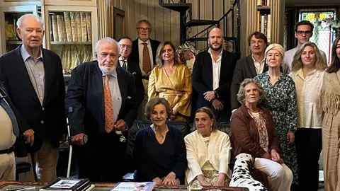 Algunos de los asistentes al acto de entrega a la Fundación Condado de Taboada de la ayuda concedida por la Fundación de Casas Históricas de España para realizar obras de restauración en el pazo de Illobre (Betanzos)