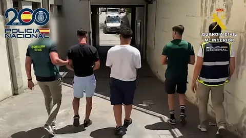 Agentes trasladan a tres de los detenidos | Foto de la Policía y la Guardia Civil