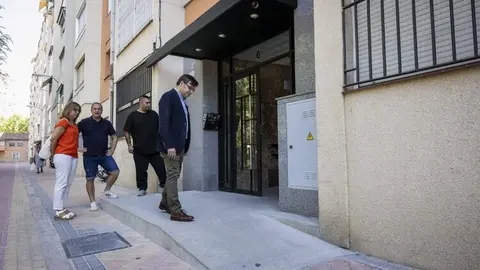 González visita una de las comunidades de vecinos que se ha beneficiado del Plan Adapta