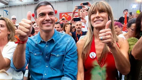 El presidente Pedro Sánchez y su mujer Begoña Gómez en un mitin del PSOE de 2023 | Foto del PSOE