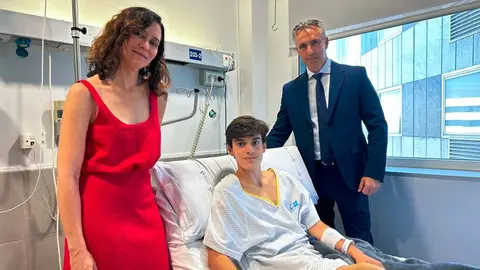 Isabel Díaz Ayuso y Carlos Novillo, visitando al  al novillero Sergio Rollón - Foto Comunidad de Madrid