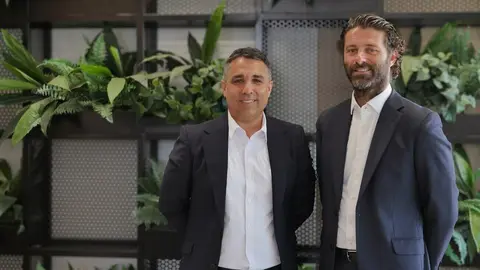 Roberto Campos de Avintia Inmobiliaria, y  Gustavo Martinez de Beka