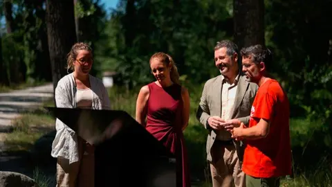 Los consejeros Dávila y De Paco, en el Albergue Los Batanes, en Rascafría - Foto Comunidad de Madrid