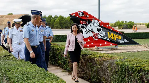 Robles, durante su visita a la base aérea | Foto: Rubén Somonte/MDE