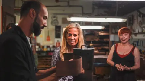 La consejera Albert, en Guitarras Ramírez, empresa  receptora de estas subvenciones