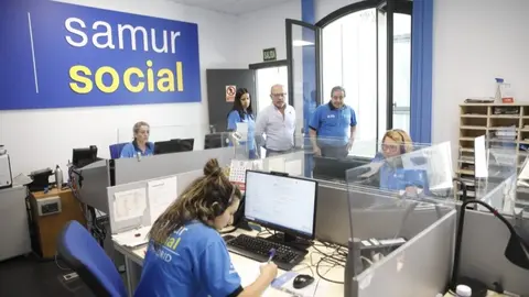 El delegado de Políticas Sociales, Familia e Igualdad, José Fernández, durante su visita a la Central del SAMUR Social - Foto Ayuntamiento de Madrid