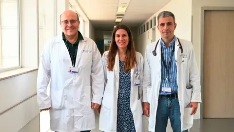 Dr. José Ángel Hernández Rivas, Dra. Nuria Muñoz Rivas, y Dr. Juan Torres Macho - Foto Hospital Universitario Infanta Leonor