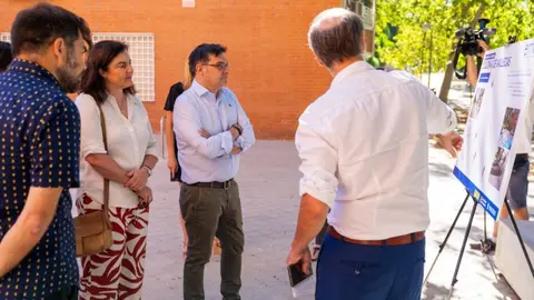 El delegado de Políticas de Vivienda y presidente de EMVS Madrid, en su visita a las obras de rehabilitación de la Colonia de Vallecas - Foto Ayuntamiento de Madrid