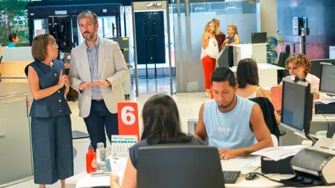 El consejero García Martín, en la Oficina Central de Atención al ciudadano  - Foto Comunidad de Madrid