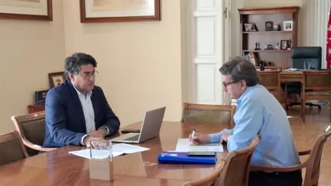 Reunión del concejal de Hortaleza, David Pérez, con el coordinador del distrito - Foto Ayuntamiento de Madrid