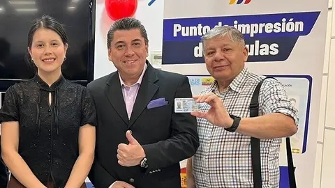 De izquierda a derecha: Vicecónsul Melisa Demera, Director del Registro Civil Ottón Rivadeneira y ciudadano recién cedulado