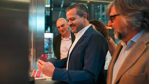 El consejero Rodrigo, en la oficina de atención al usuario  ubicada en la Terminal 4 del Aeropuerto Adolfo Suárez Madrid-Barajas - Foto Comunidad de Madrid