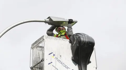 Operario cambiando el alumbrado - Foto Ayuntamiento de Madrid