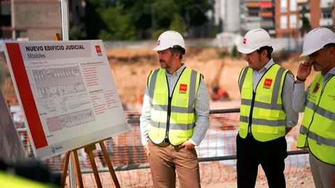El consejero García Martín, durante su visita a las obras del que será el segundo complejo judicial más grande de la región - Foto Comunidad de Madrid