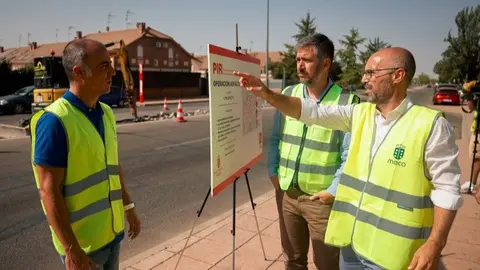 El consejero García Martín, en Meco para conocer una  actuación integral en el barrio Ciudad de la Luz - Foto Comunidad de Madrid