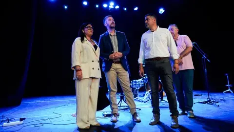 El consejero García Martín, supervisando las mejoras realizadas en el teatro Juan Prado de Valdemoro - Foto Comunidad de Madrid