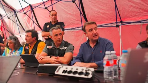 El consejero Novillo, siguiendo la evolución del incendio de Tres Cantos - Foto Comunidad de Madrid