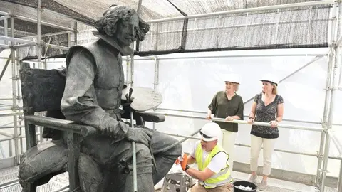 Rivera de la Cruz visita los trabajos de restauración del monumento a Velázquez - Foto Ayuntamiento de Madrid