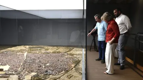 Rivera de la Cruz visita la fase final de restauración de la maqueta histórica de Gil de Palacio - Foto Ayuntamiento de Madrid