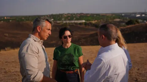 Isabel Díaz Ayuso se desplaza a conocer de primera mano el alcance del incendio de Tres Cantos - Comunidad de Madrid