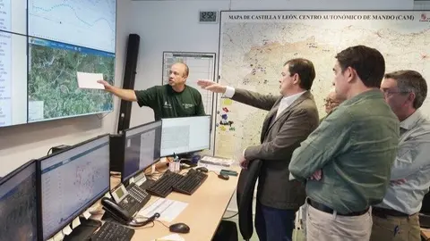 Mañueco, en una visita al Centro Autonómico de Mando - ICAL/Rubén Cacho