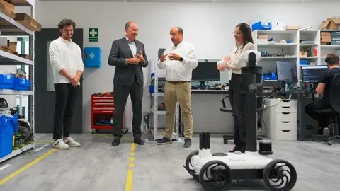 El consejero López-Valverde, durante su visita a Star Robotics - Foto Comunidad de Madrid