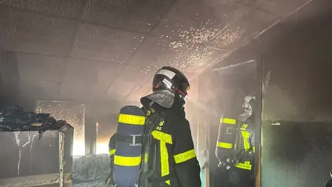 Los bomberos extinguen un incendio en la segunda planta de un restaurante en Leganés | Foto del 112