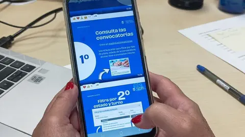 Una usuaria del Canal de WhatsApp de Madrid Talento consulta las últimas novedades de convocatorias