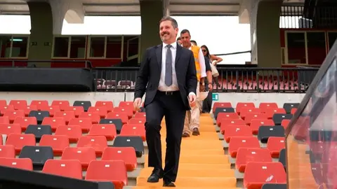 El consejero De Paco Serrano durante su visita al Estadio de Vallecas - Foto Comunidad de Madrid