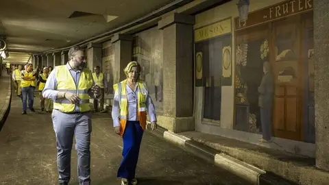 Imagen de archivo. García Romero y Segura visitando los trabajos del túnel de la plaza Mayor