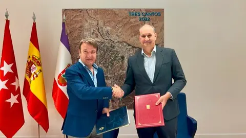 El consejero López-Valverde ha firmado un convenio de  colaboración con el alcalde de  Tres Cantos - Foto Comunidad de Madrid
