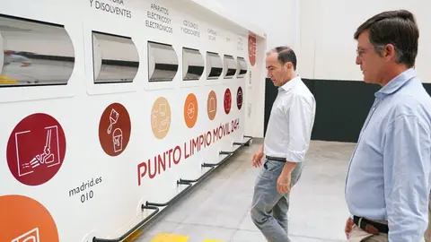 El delegado de Urbanismo, Medio Ambiente y Movilidad, Borja Carabante, acompañado del concejal delegado de Limpieza y zonas Verdes, José Antonio Martínez Páramo, durante su visita a un Centro de Reutilización de Residuos - Ayuntamiento de Madrid
