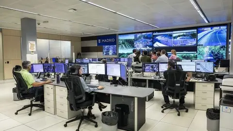 El delegado de Urbanismo, Medio Ambiente y Movilidad, Borja Carabante, durante la visita al Centro de Gestión de la Movilidad del Ayuntamiento de Madrid para supervisar la aplicación de la Inteligencia Artificial en la regulación de los semáforos