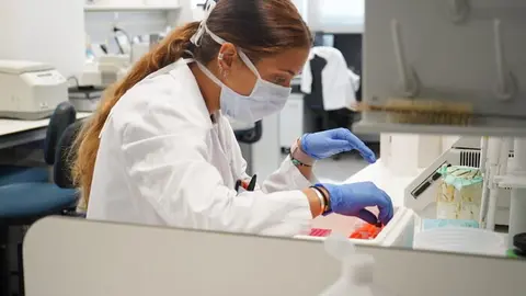 Una investigadora durante su jornada laboral en Madrid