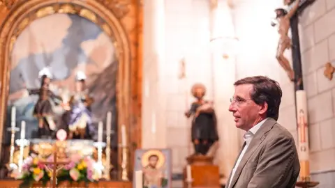 El alcalde de Madrid, José Luis Martínez-Almeida, durante su visita a la Capilla de la Cuadra de San Isidro - Foto Ayuntamiento de Madrid