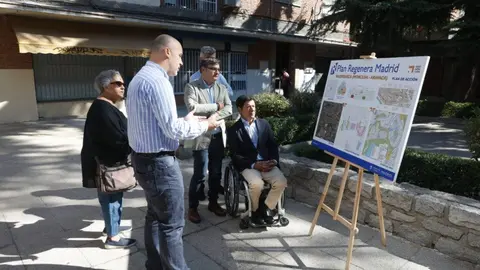 El delegado de Políticas de Vivienda, Álvaro González, acompañado del concejal de Moncloa-Aravaca, Borja Fanjul, durante su visita a la Colonia de Valdezarza - Foto Ayuntamiento de Madrid
