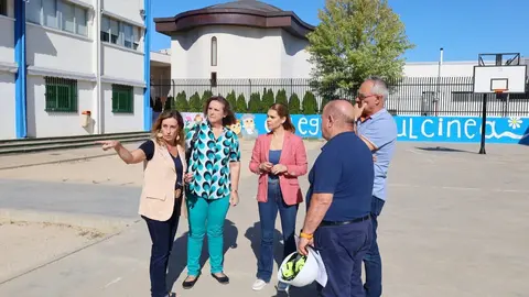 La alcaldesa de Alcalá de Henares, Judith Piquet, junto a la concejala de Educación, Lola López, durante su visita a las obras de mejora en el colegio Dulcinea - Ayuntamiento de Alcalá de Henares